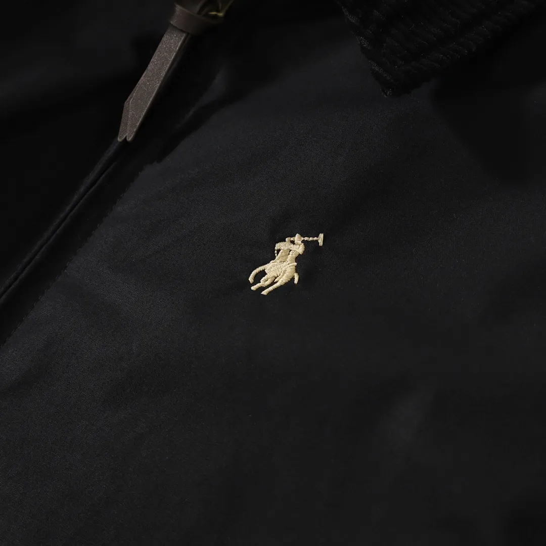 P370 #R52 Ralph Lauren vintage vintage corduroy lapel thickened cotton jacket. Same style for men and women. I bought this style at a second-hand store in Shanghai for a long time. This style is a thin cotton jacket. The difference is from the pictures on the market. The fabric is high-density sand-washed pure cotton fabric. Custom-woven corduroy fabric. It feels delicate and smooth. Thick. Lined plaid lining. Mold-opening hardware accessories. Customized pocket labels. All original versions are consistent and exquisite in workmanship. The accessories are complete and the quality is as good as ever. It is only reflected in the details. Color: Khaki Black Size: M L